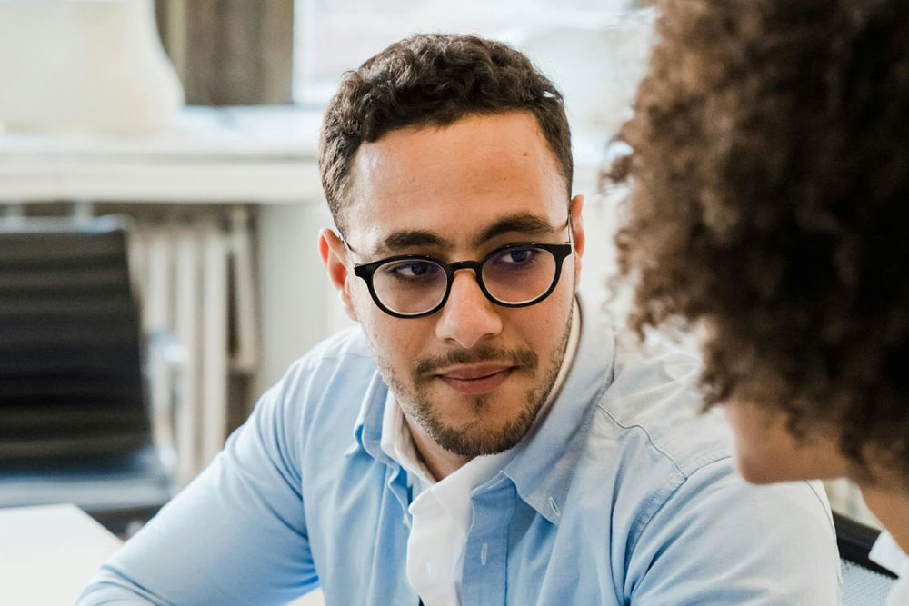 Conseiller de Personnel en échange personnalisé avec un candidat pour un accompagnement sur-mesure"