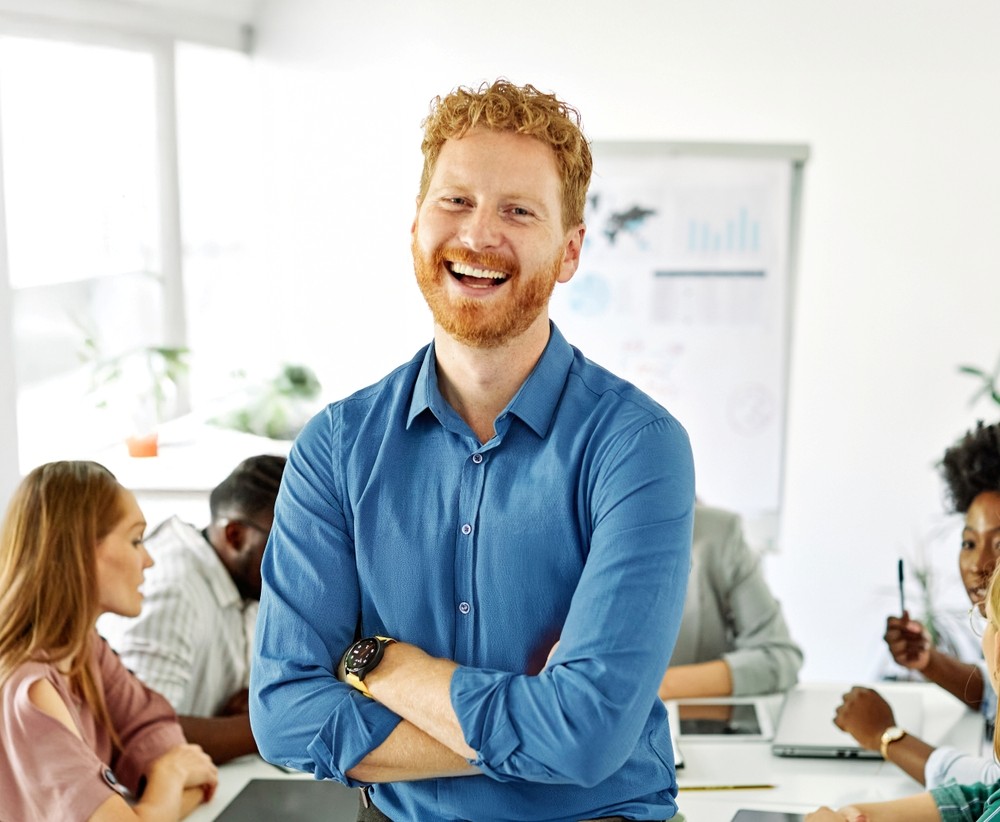 Portrait d'un groupe de jeunes entrepreneurs en réunion au bureau. Concept de travail d'équipe et de réussite.