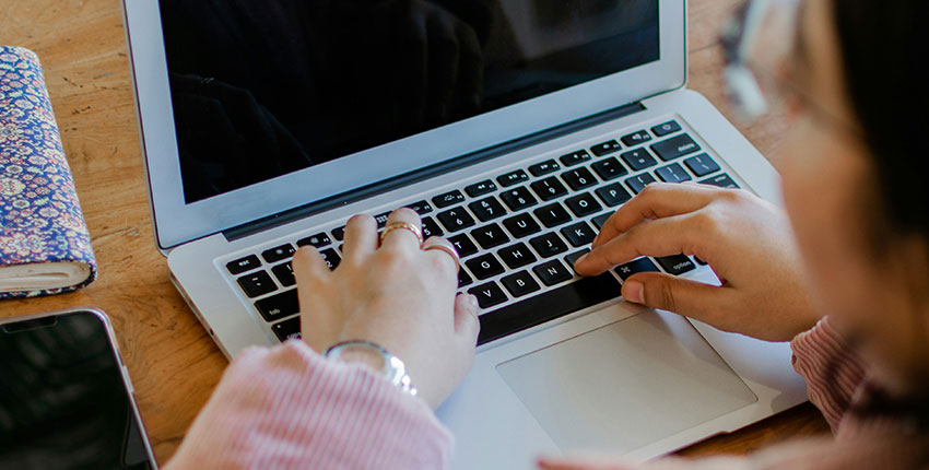 Personne réalisant un bilan de compétences pour définir son projet professionnel