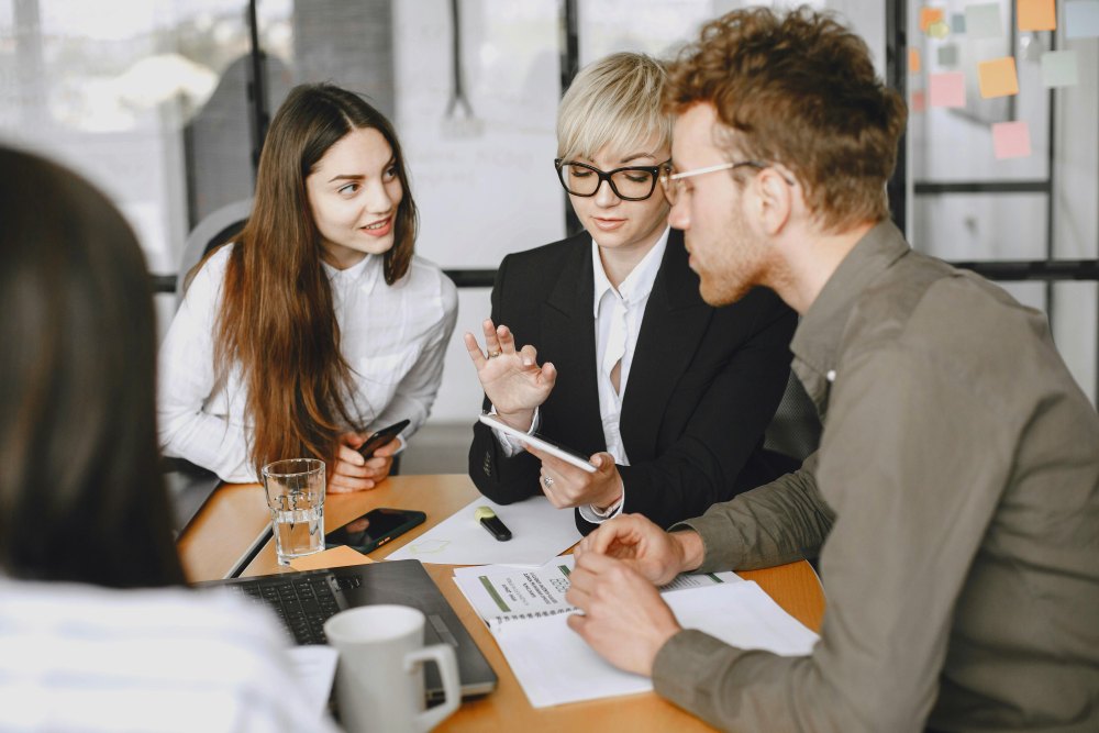 Équipe de professionnels en réunion discutant des opportunités créées par le réseau de partenaires des 2 Rives