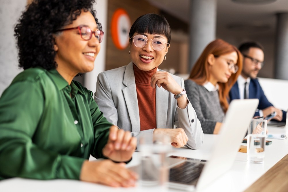 Un milieu de travail dynamique où les professionnels collaborent et participent à des discussions productives dans un contexte moderne. L'équipe représente l'unité et l'innovation dans un environnement professionnel.